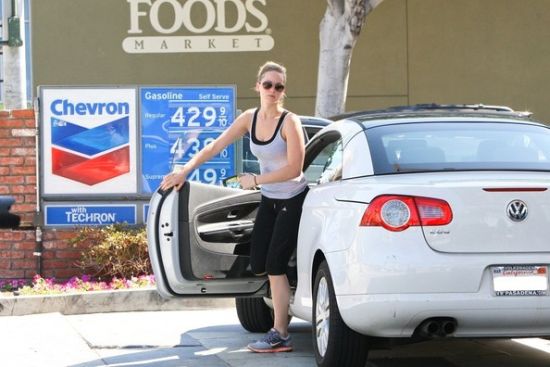 Jennifer Lawrence's Car - Volkswagen EOS